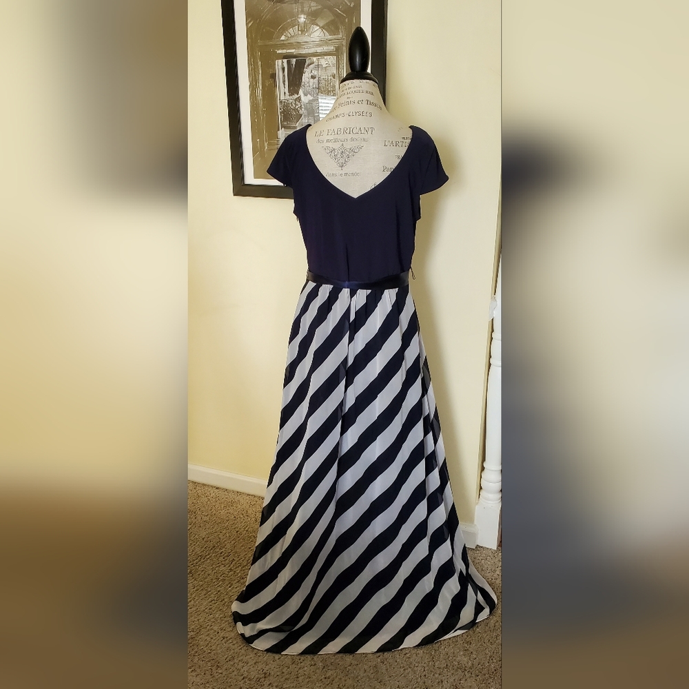 Navy and white gown - Picture 6 of 13
